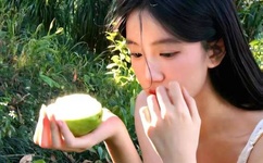 宝宝扶着水池乖乖让爸爸洗头